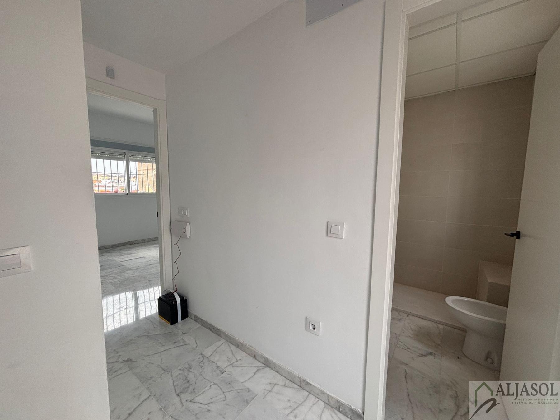 For sale of house in Palomares del Río