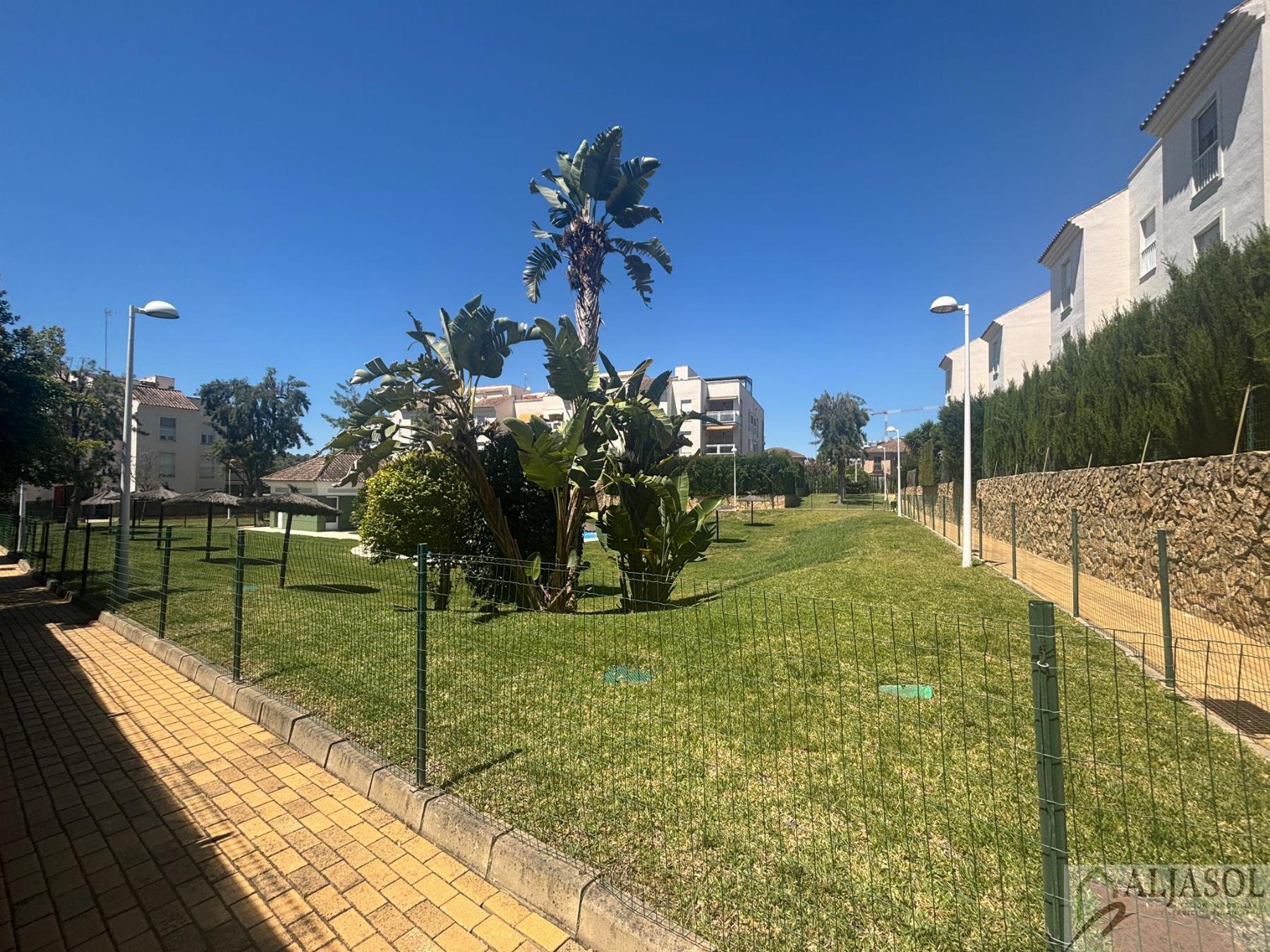 For sale of flat in Tomares