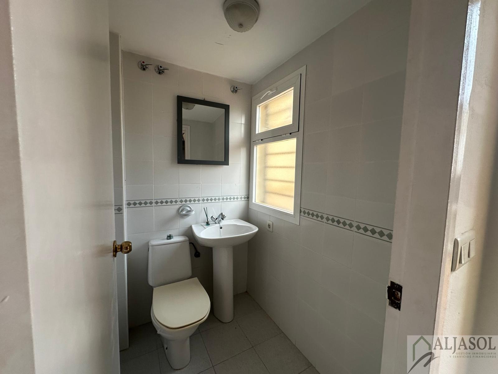 For sale of house in Villanueva del Ariscal