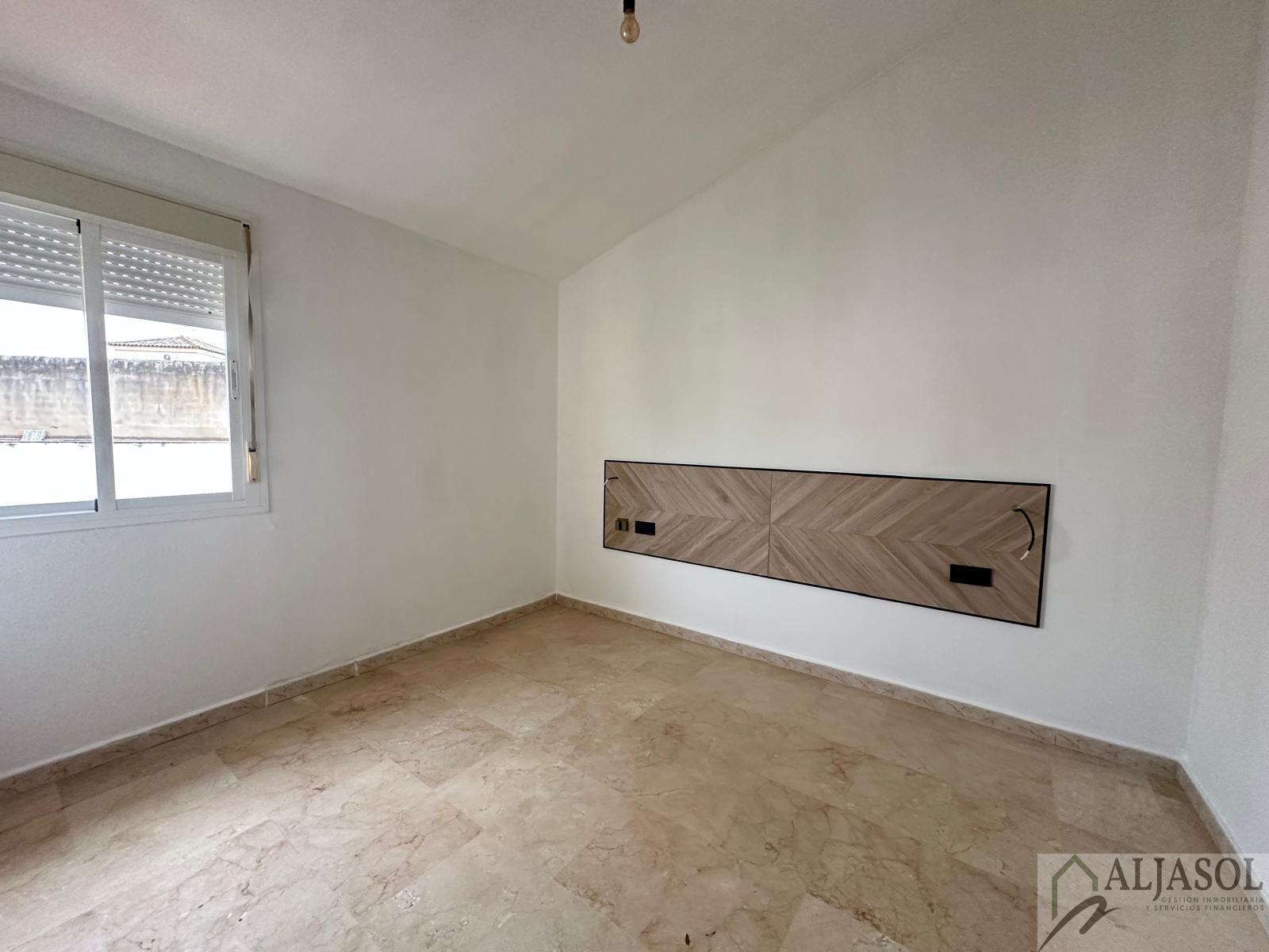 For sale of house in Villanueva del Ariscal