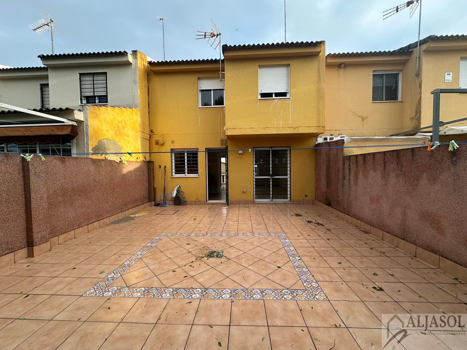 For sale of house in Villanueva del Ariscal