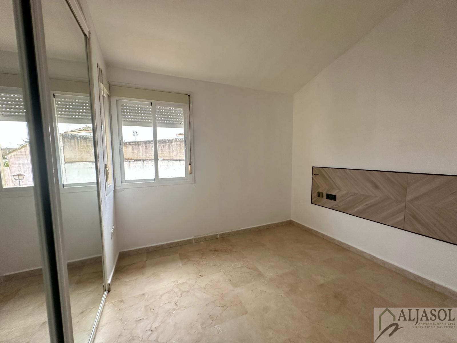 For sale of house in Villanueva del Ariscal