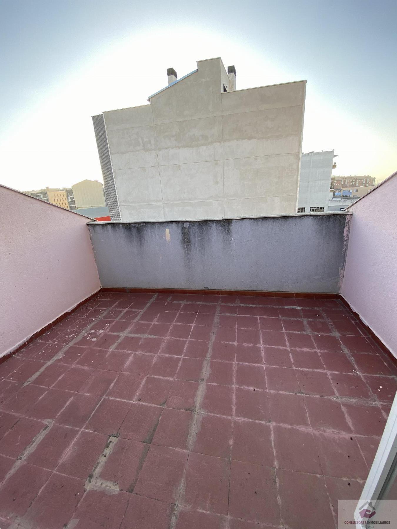 For sale of penthouse in Zaragoza