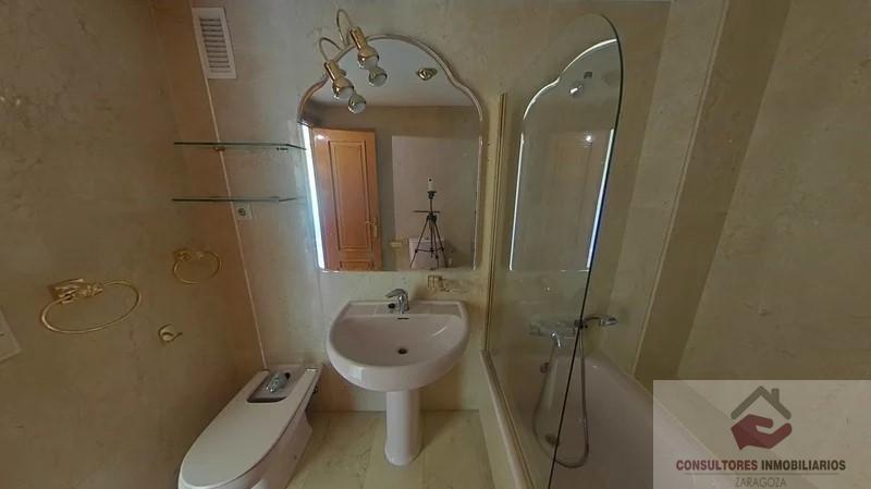 Suite bathroom