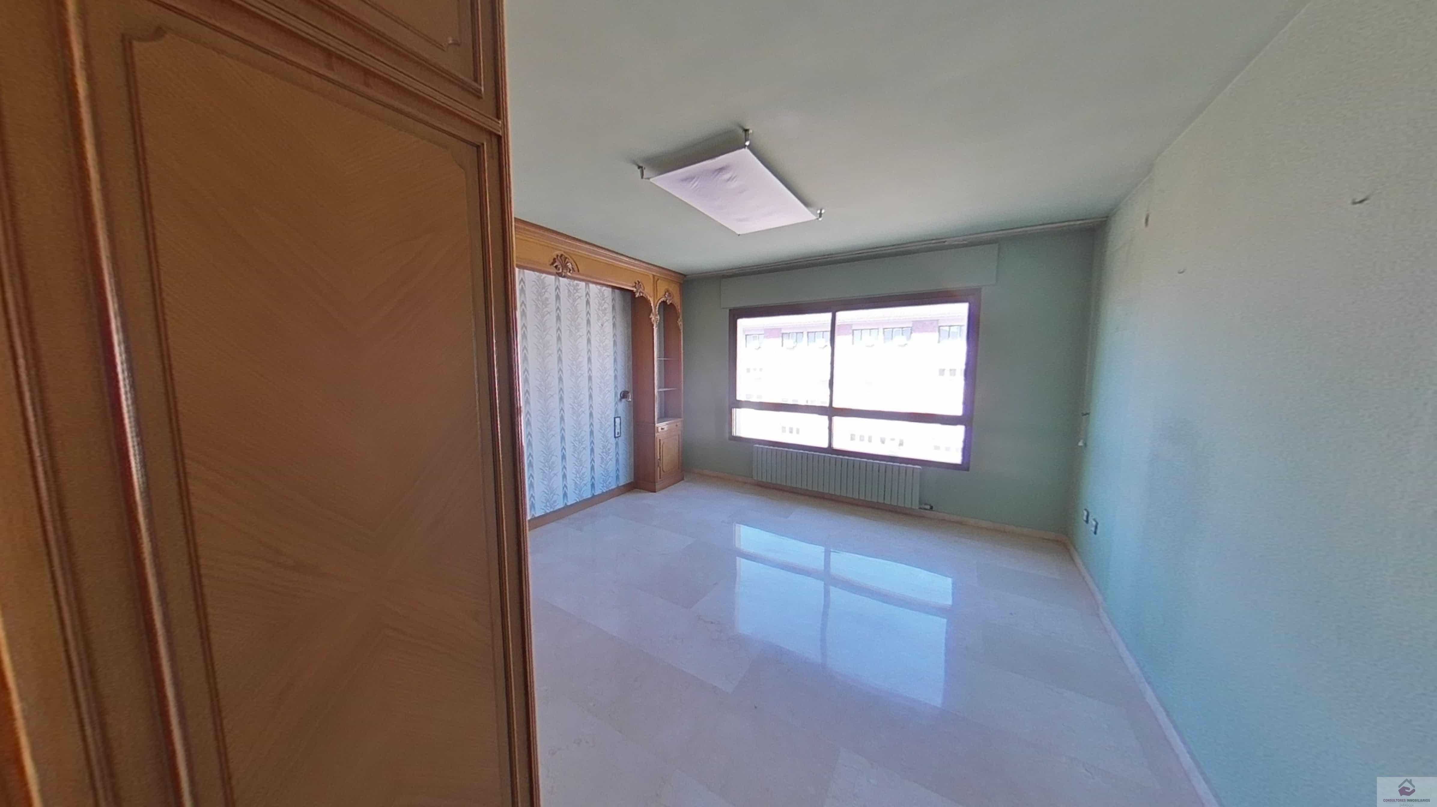 For sale of flat in Zaragoza