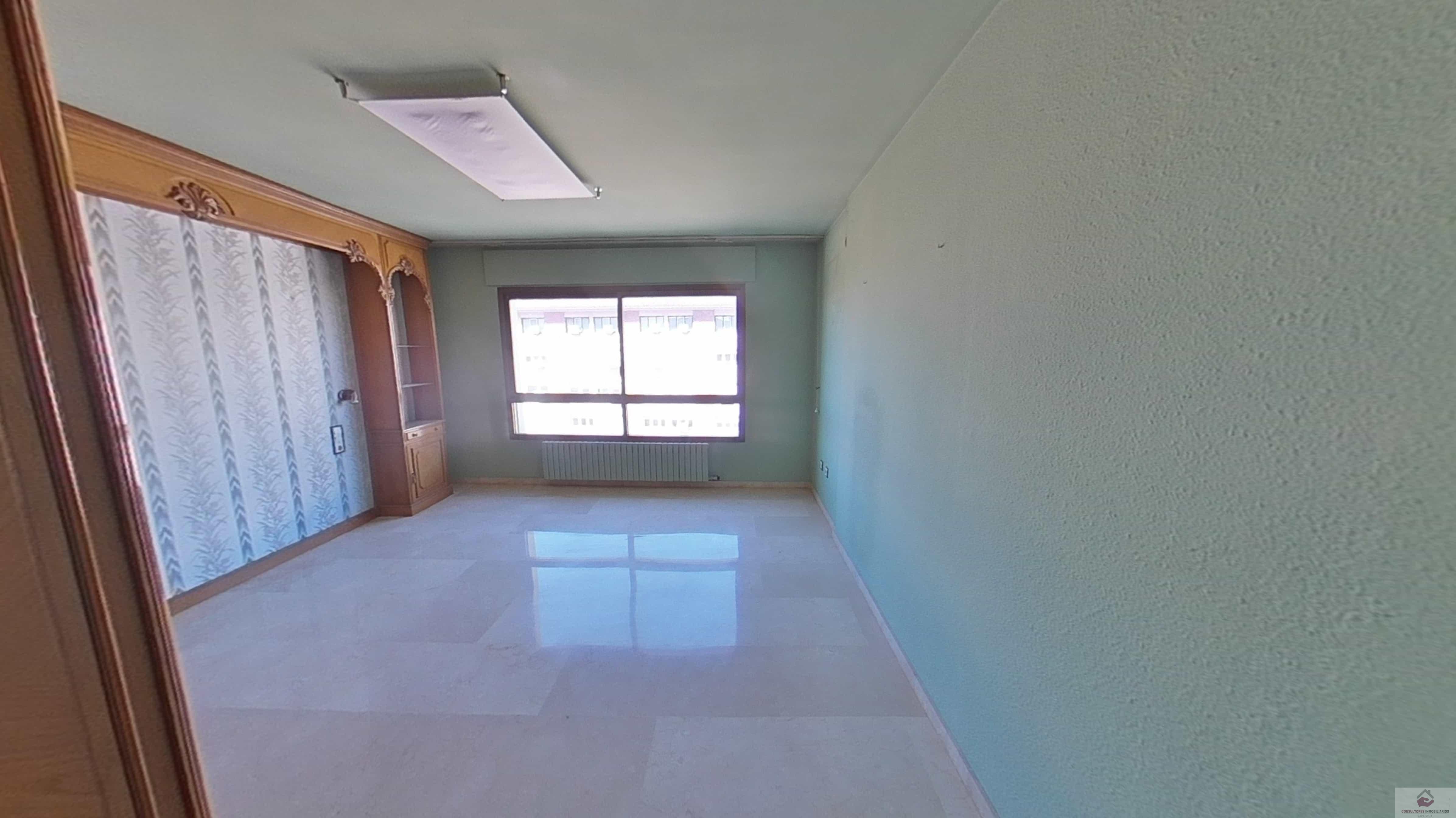 For sale of flat in Zaragoza