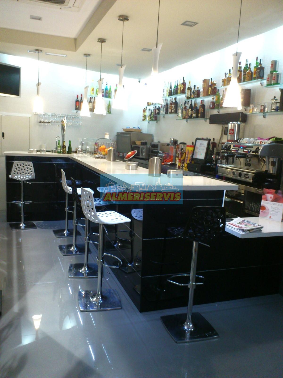 Venda de local comercial a Adra
