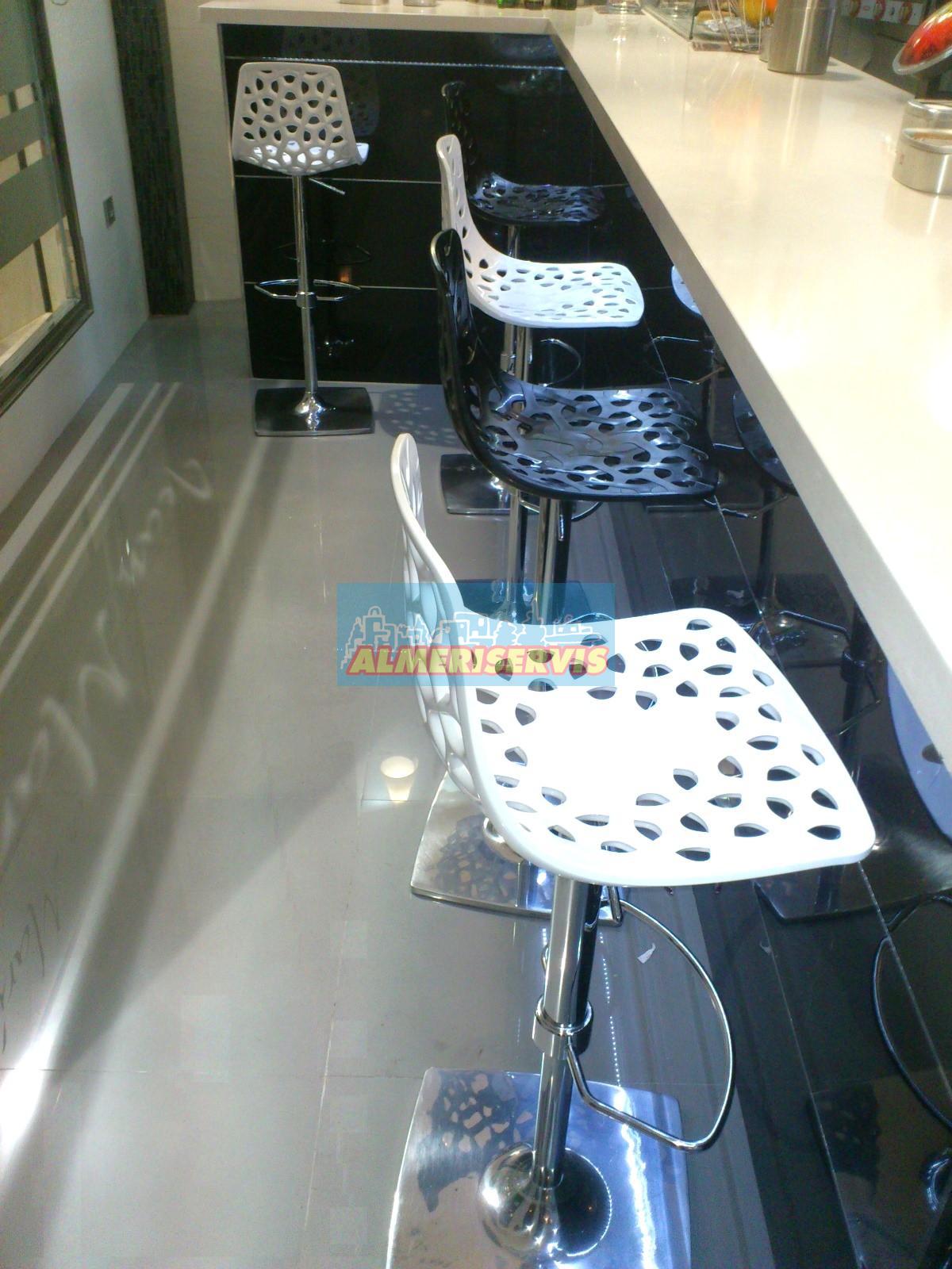 Venda de local comercial a Adra