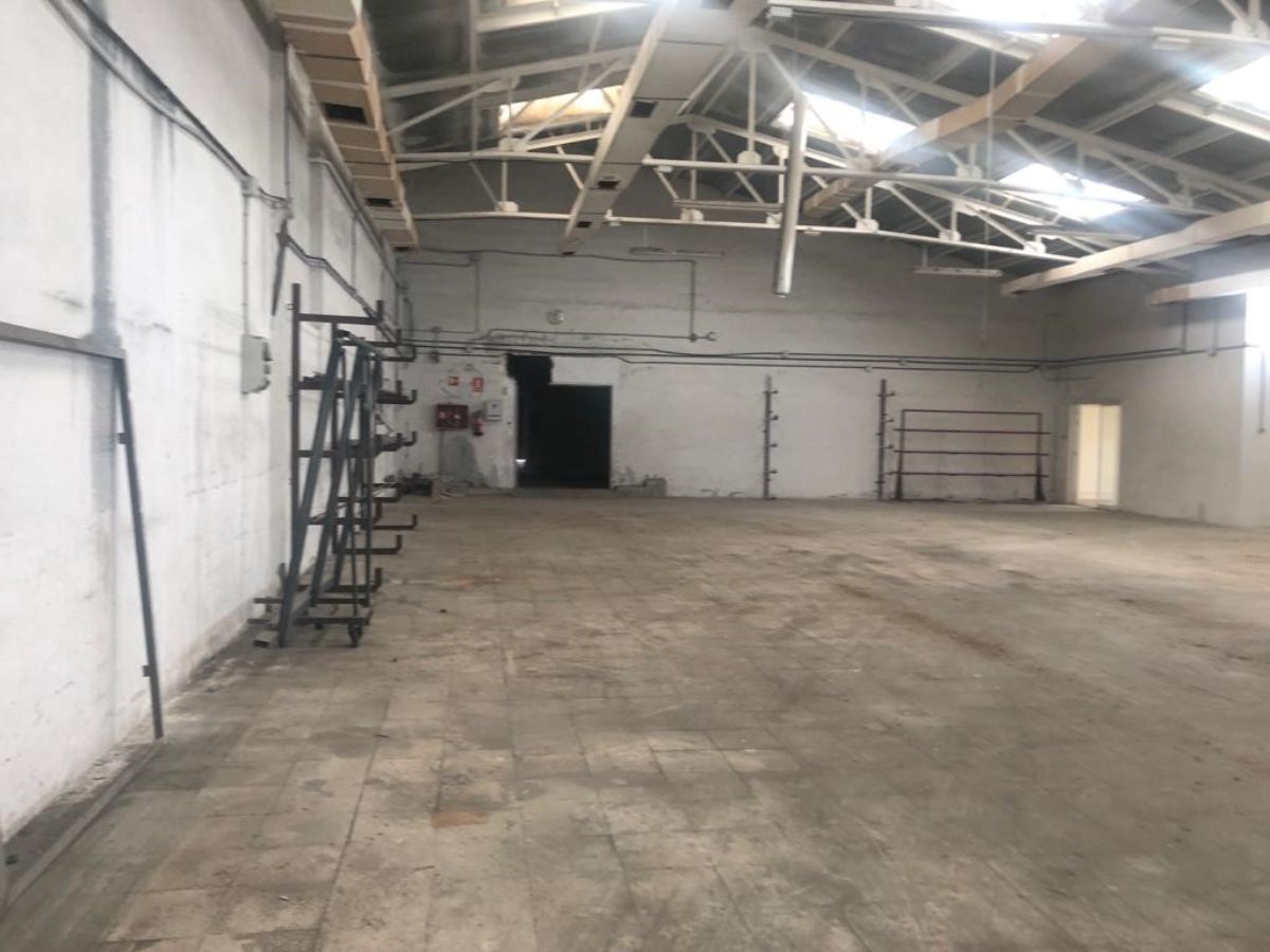 Venta de nave industrial en Sevilla la Nueva