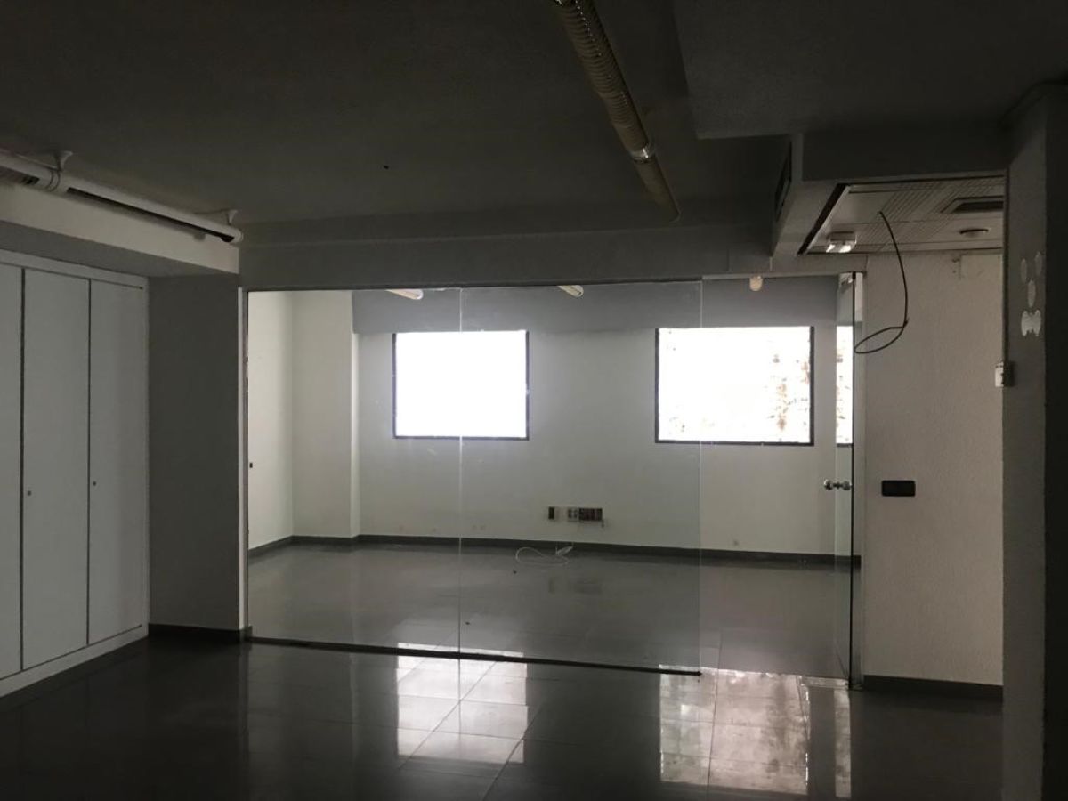 Venta de local comercial en Velilla de San Antonio