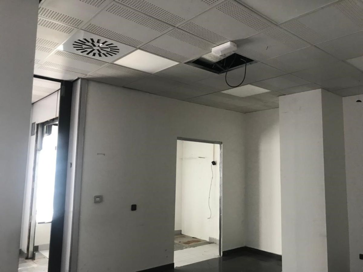 Venta de local comercial en Velilla de San Antonio
