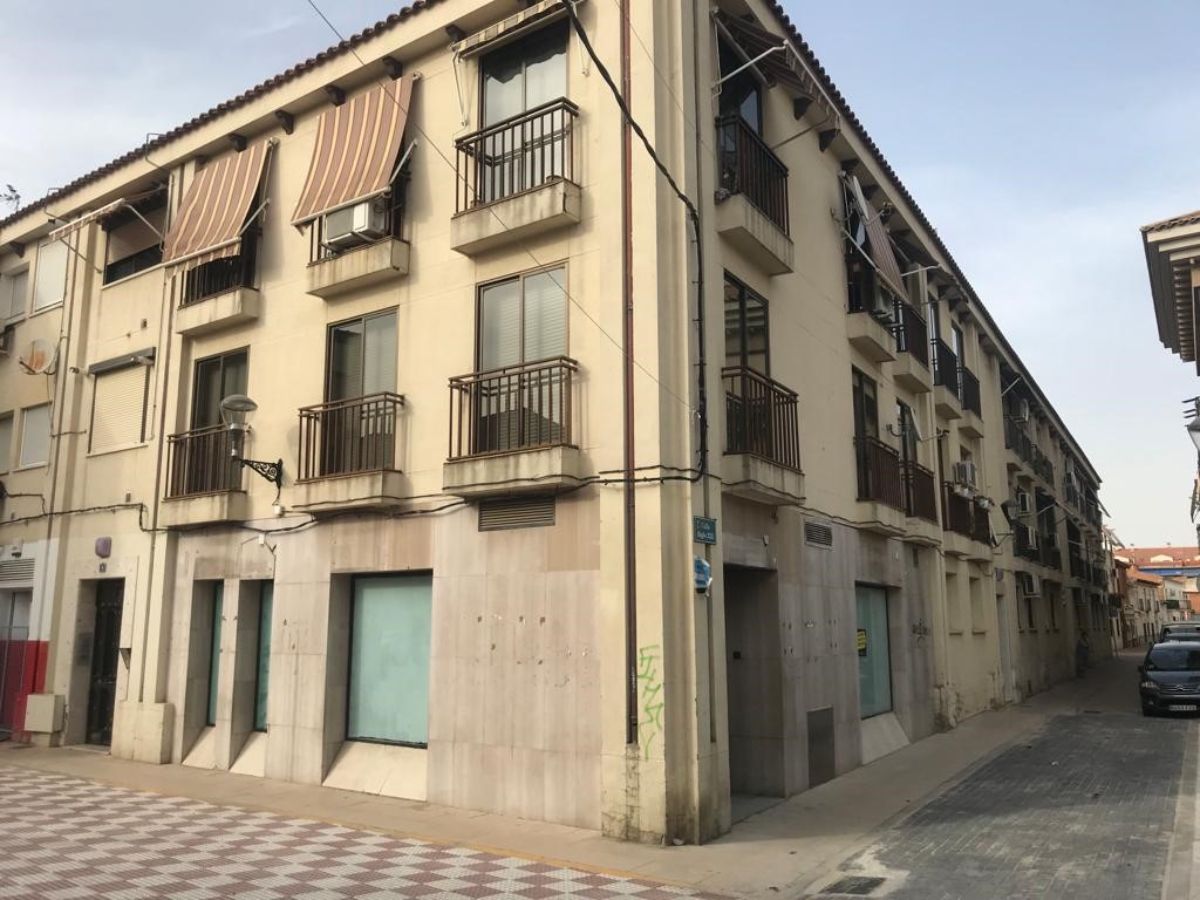 Venta de local comercial en Velilla de San Antonio
