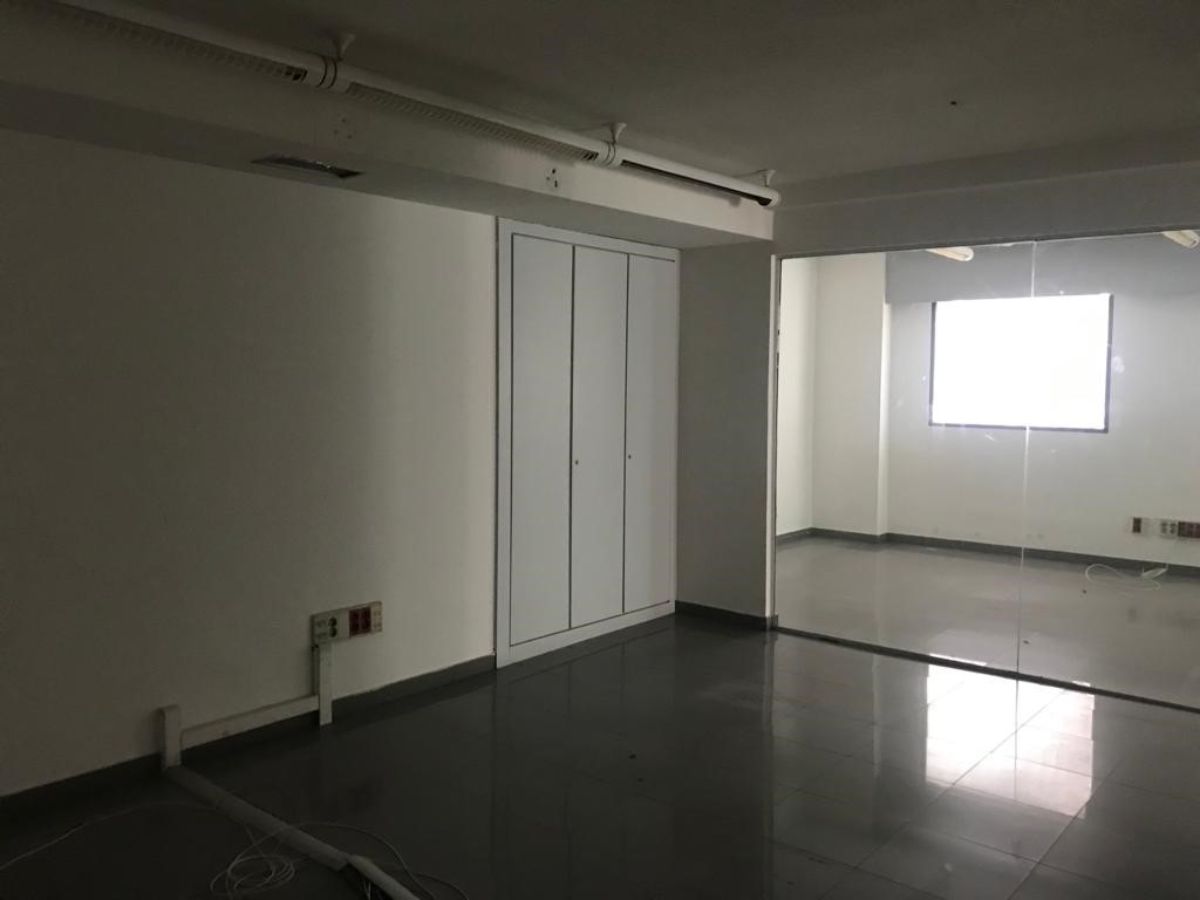 Venta de local comercial en Velilla de San Antonio