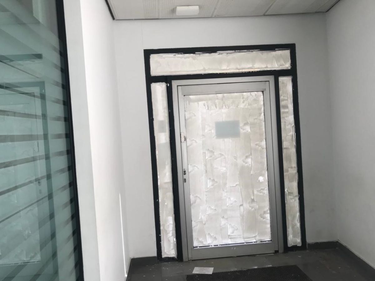 Venta de local comercial en Velilla de San Antonio