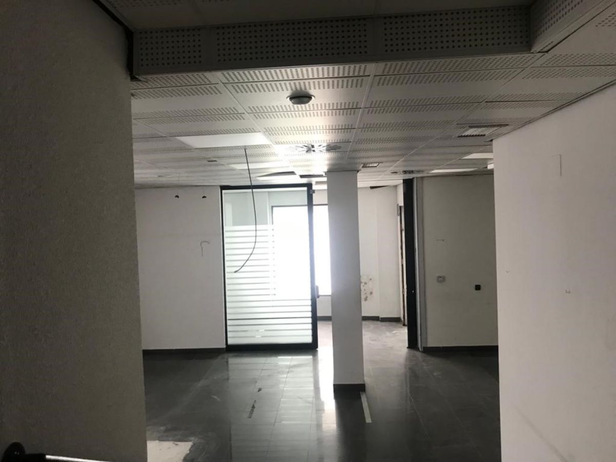 Venta de local comercial en Velilla de San Antonio
