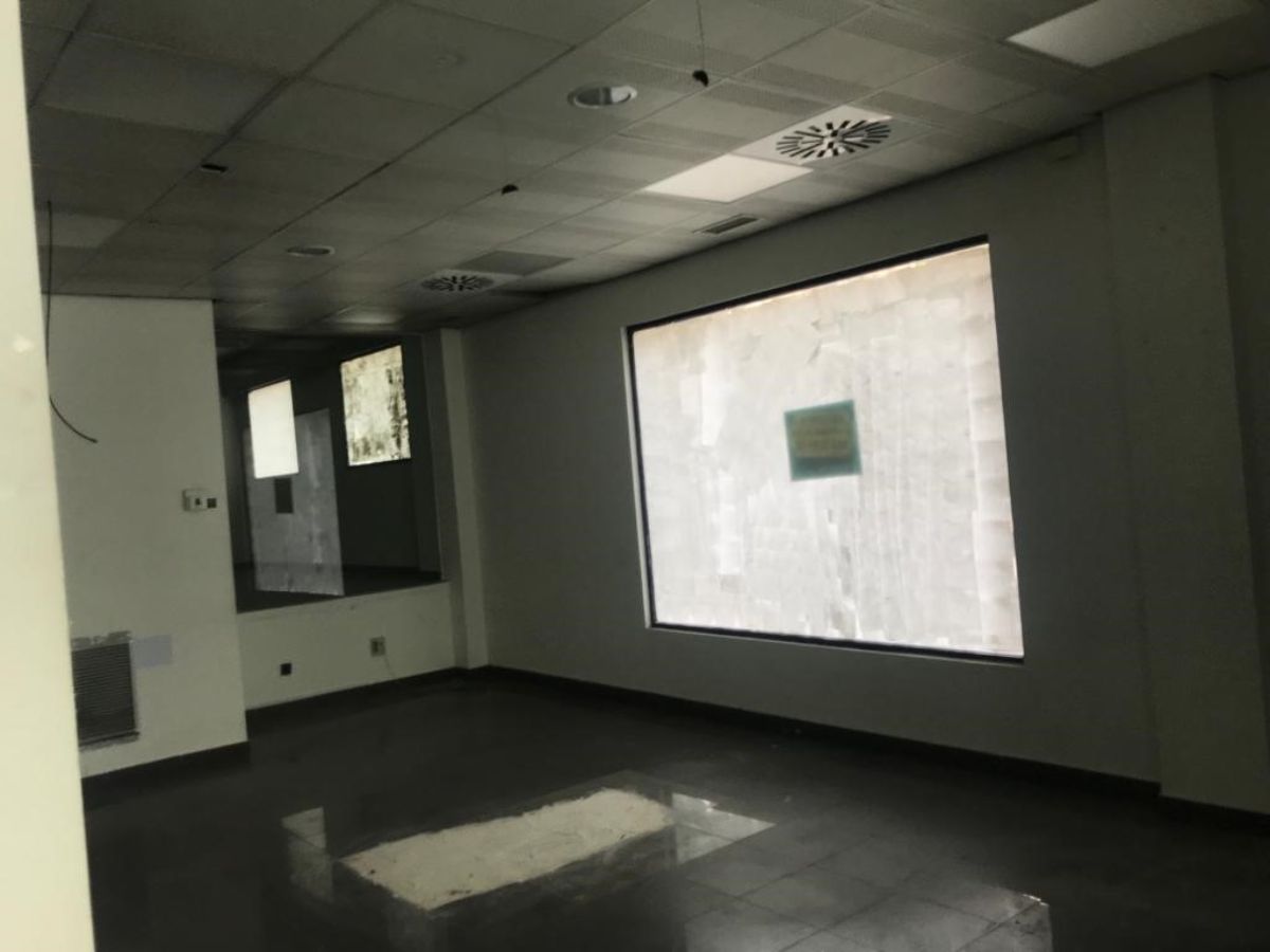 Venta de local comercial en Velilla de San Antonio