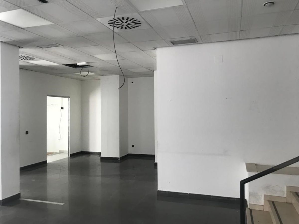 Venta de local comercial en Velilla de San Antonio