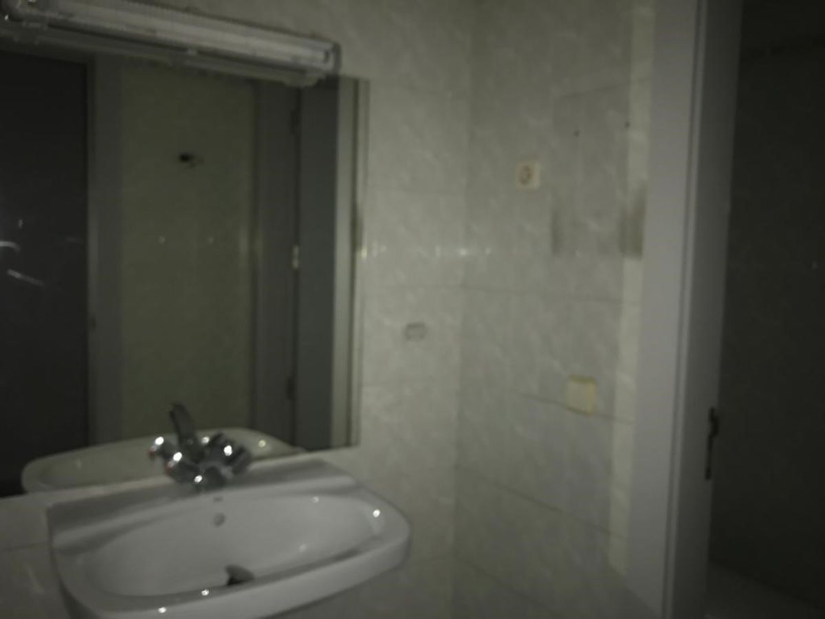 Venta de local comercial en Velilla de San Antonio