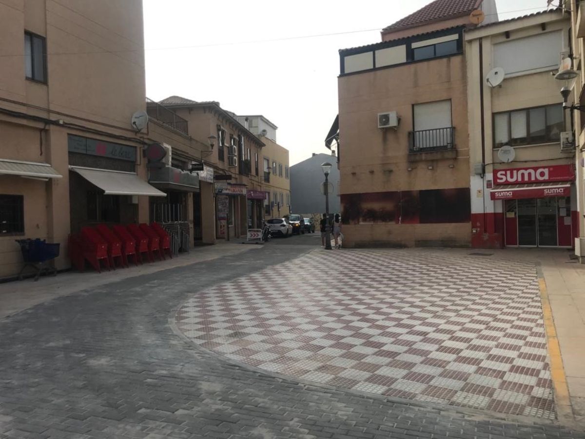 Venta de local comercial en Velilla de San Antonio