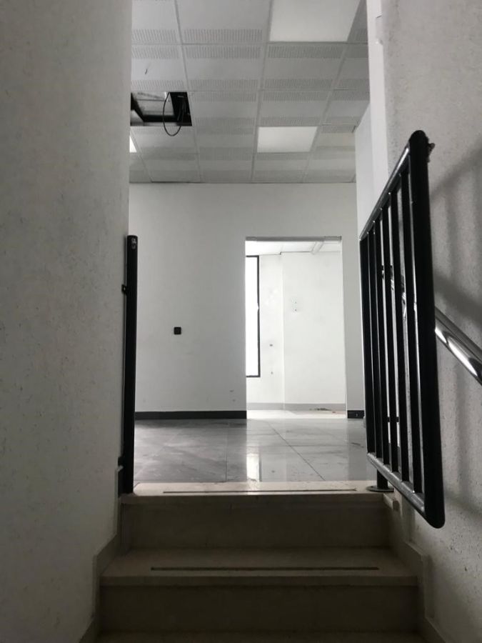 Venta de local comercial en Velilla de San Antonio
