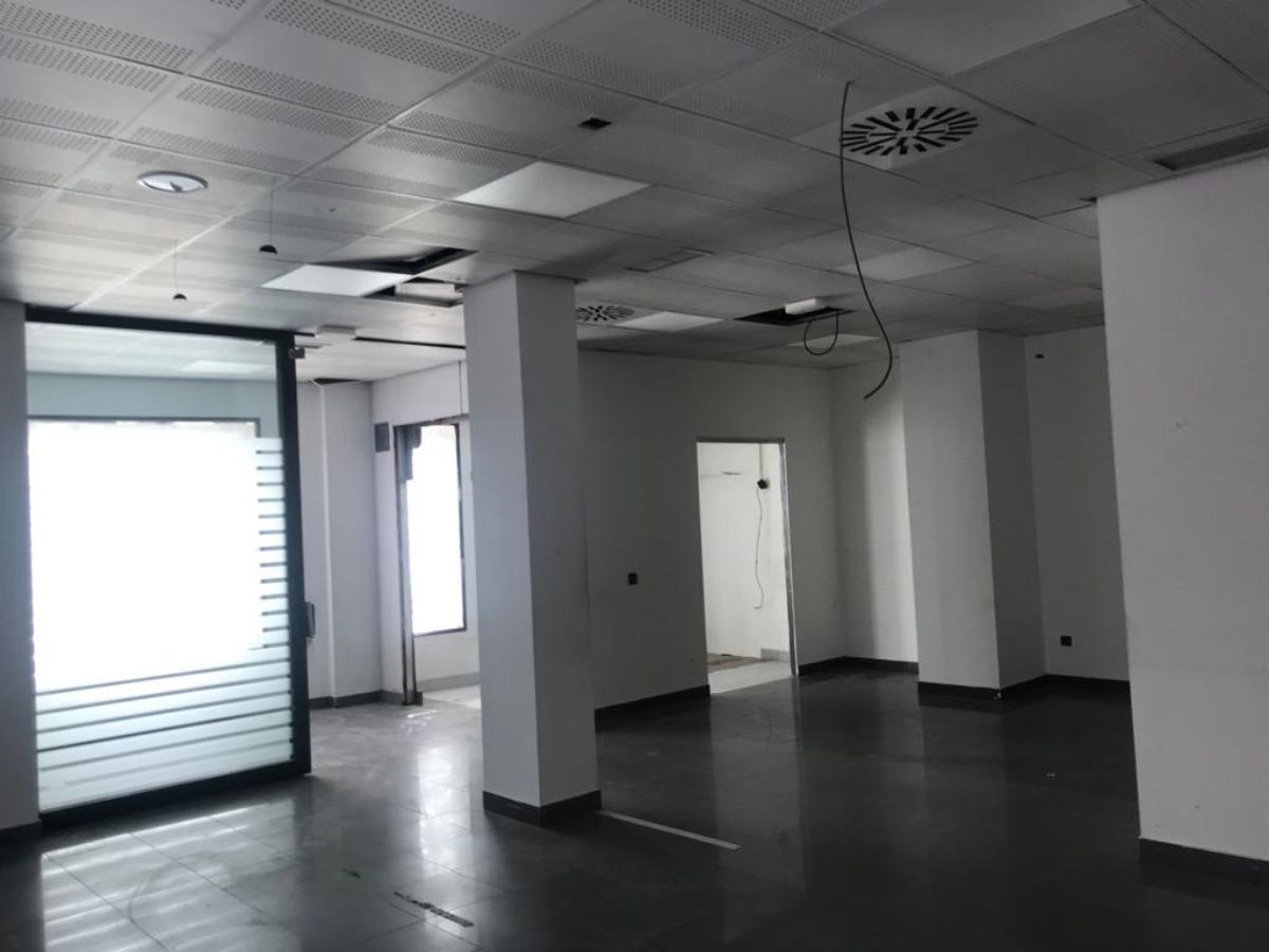 Venta de local comercial en Velilla de San Antonio