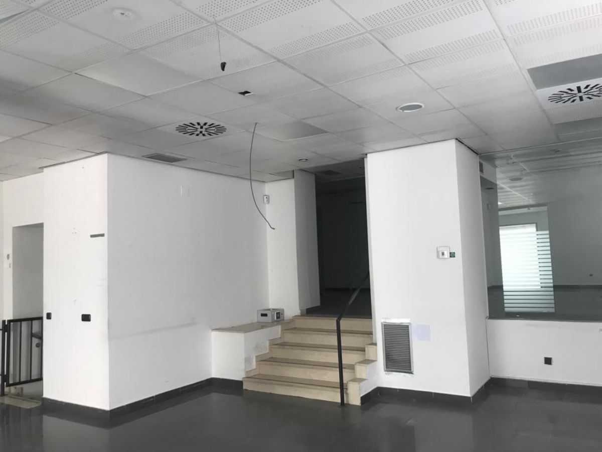 Venta de local comercial en Velilla de San Antonio