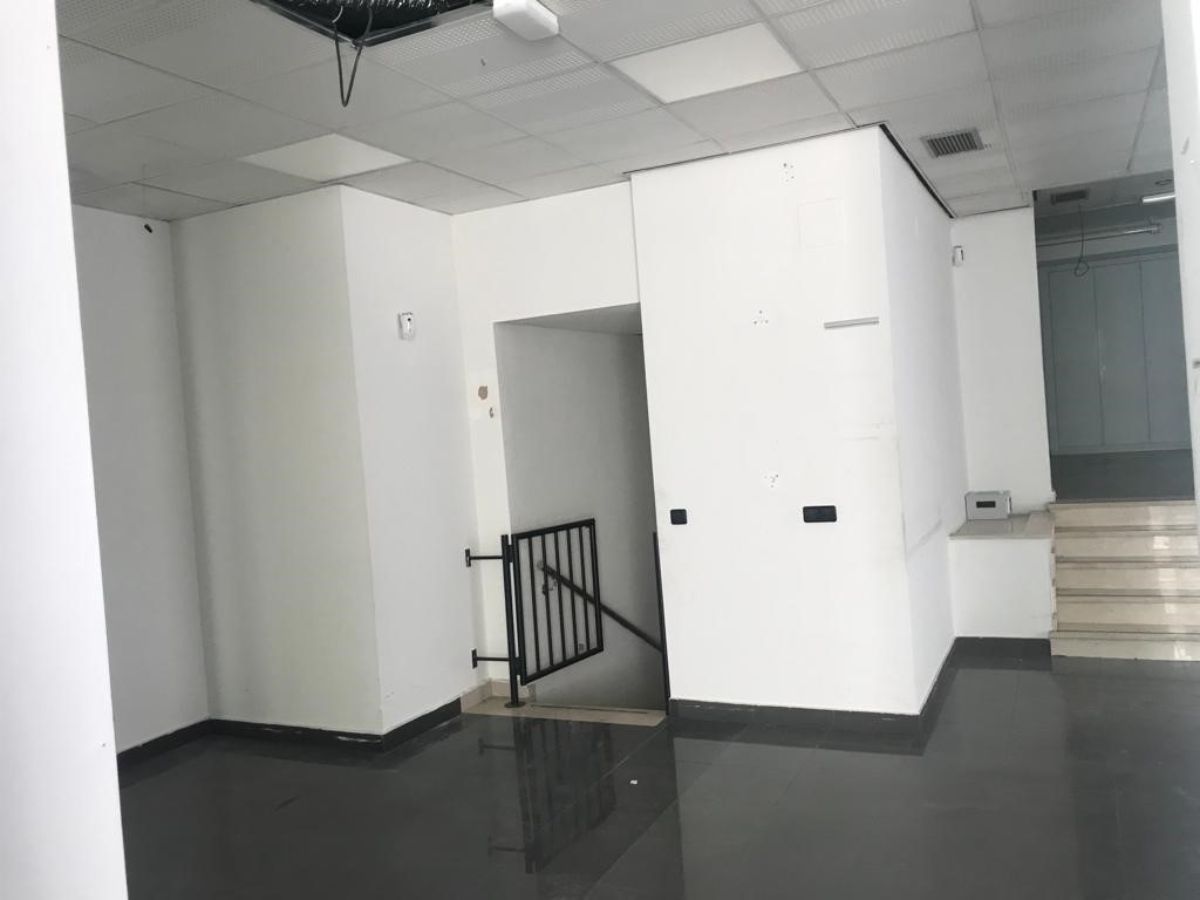 Venta de local comercial en Velilla de San Antonio