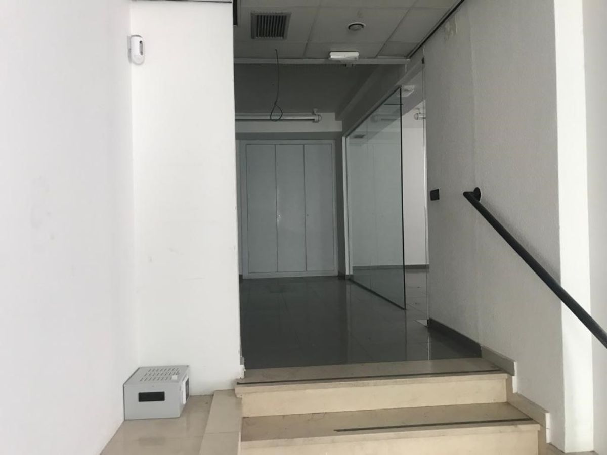 Venta de local comercial en Velilla de San Antonio