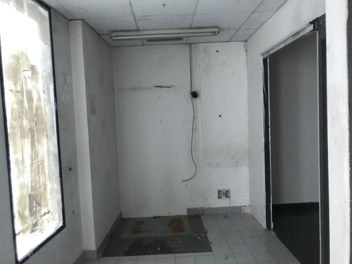 Venta de local comercial en Velilla de San Antonio