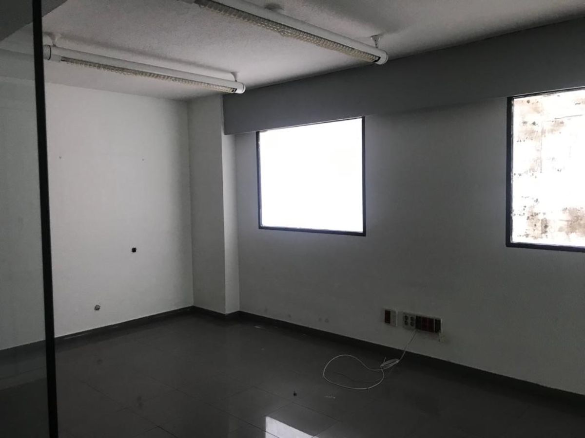 Venta de local comercial en Velilla de San Antonio