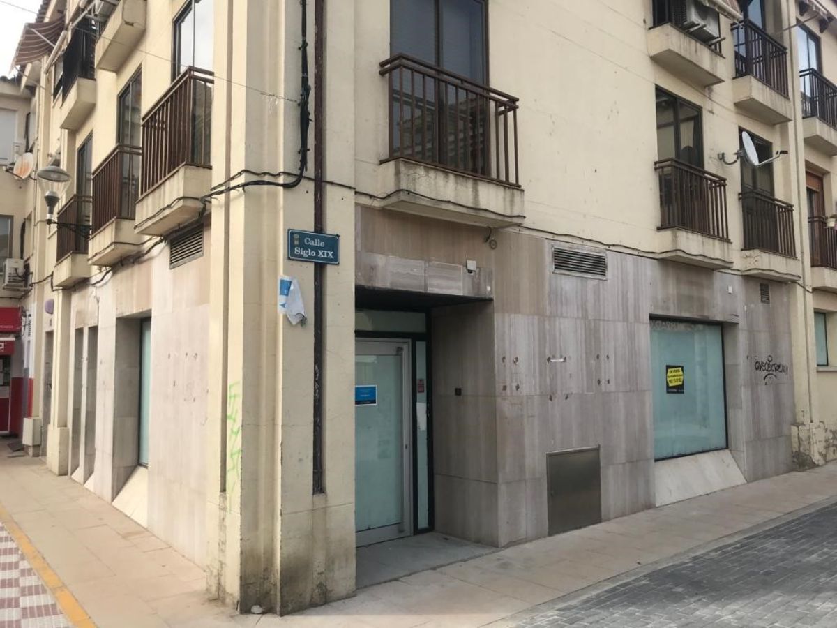 Venta de local comercial en Velilla de San Antonio