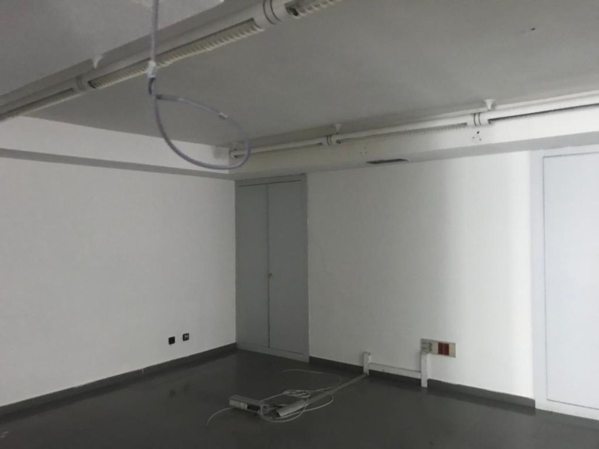 Venta de local comercial en Velilla de San Antonio