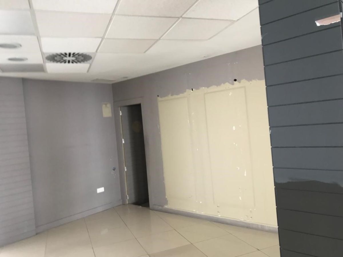 Venta de local comercial en Torres de la Alameda