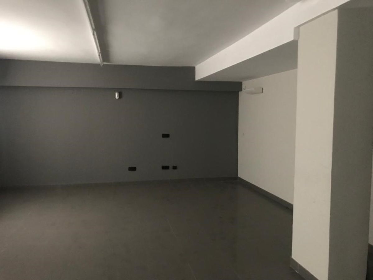 Venta de local comercial en San Fernando de Henares