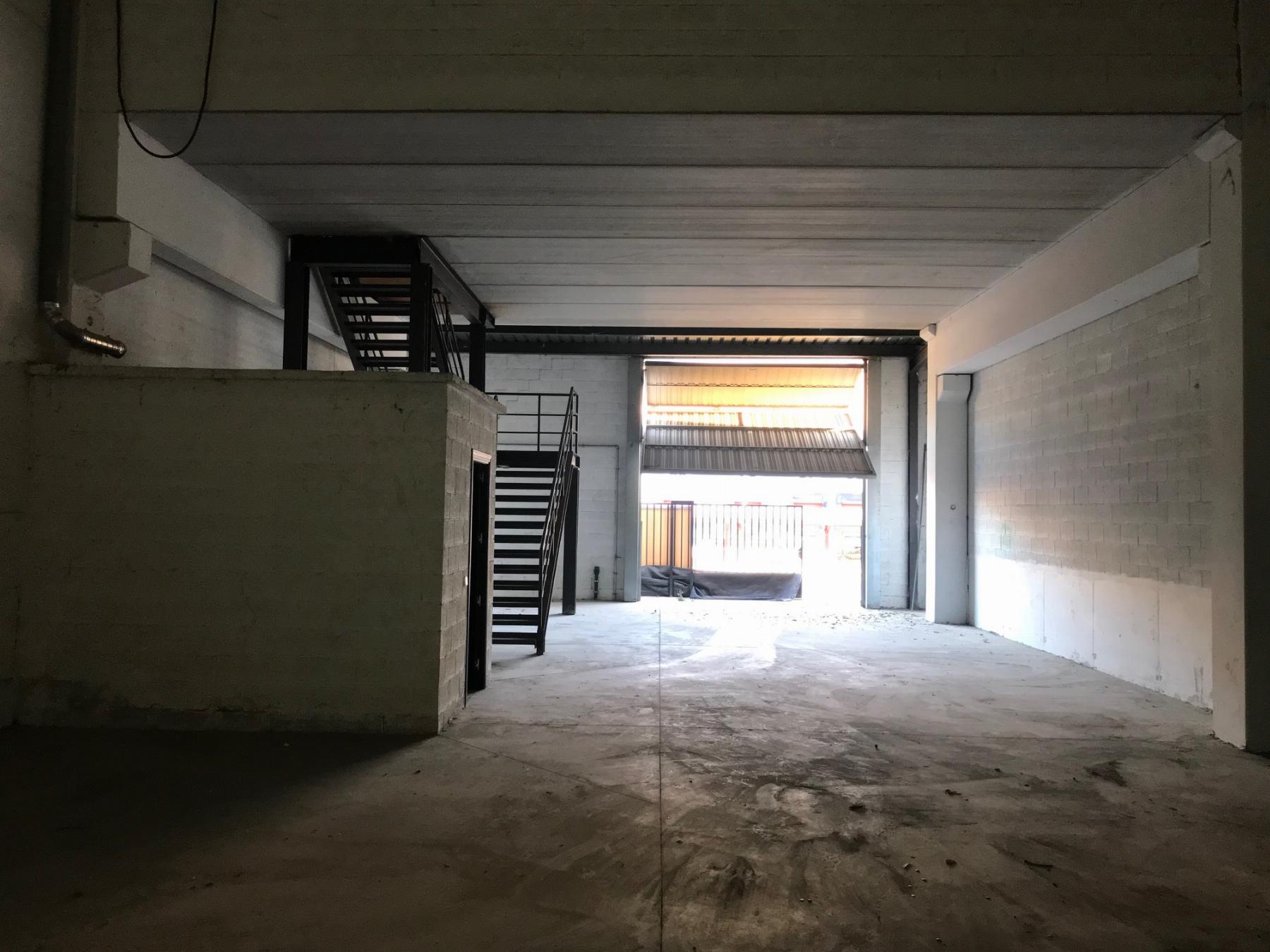 Venta de nave industrial en Camarma de Esteruelas