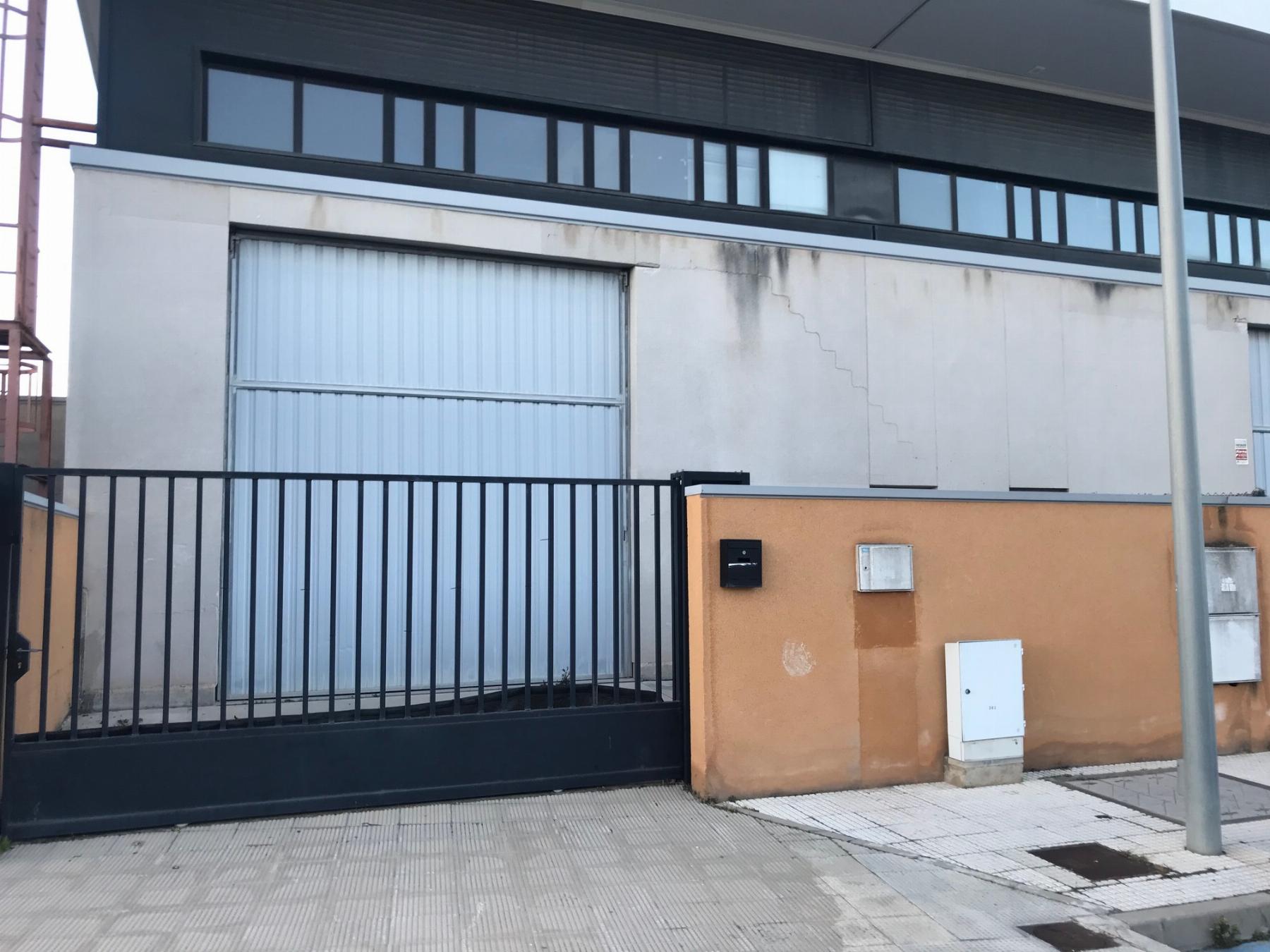 Venta de nave industrial en Camarma de Esteruelas