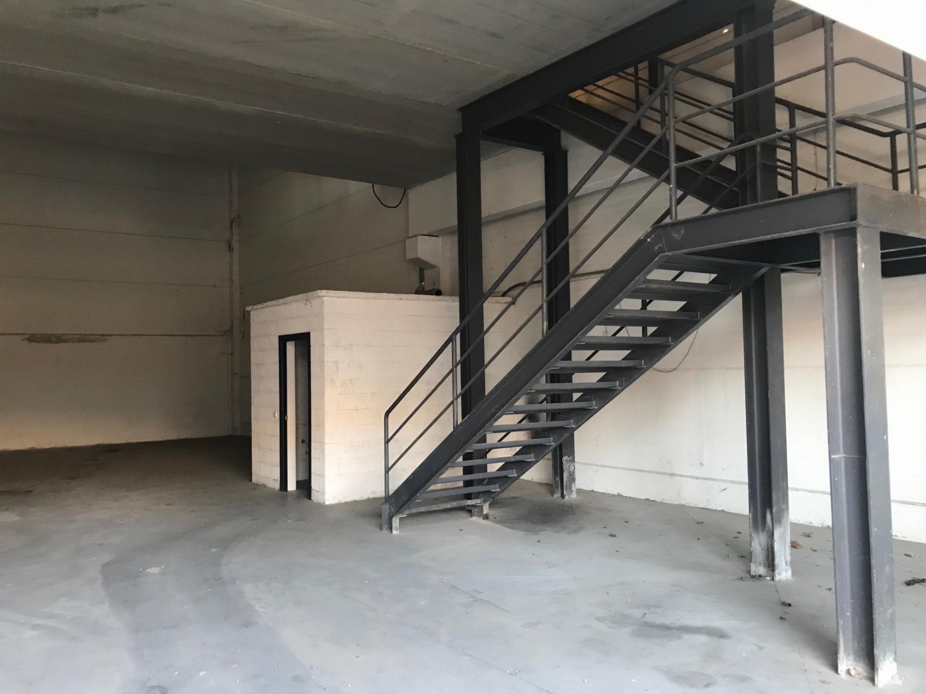 Venta de nave industrial en Camarma de Esteruelas