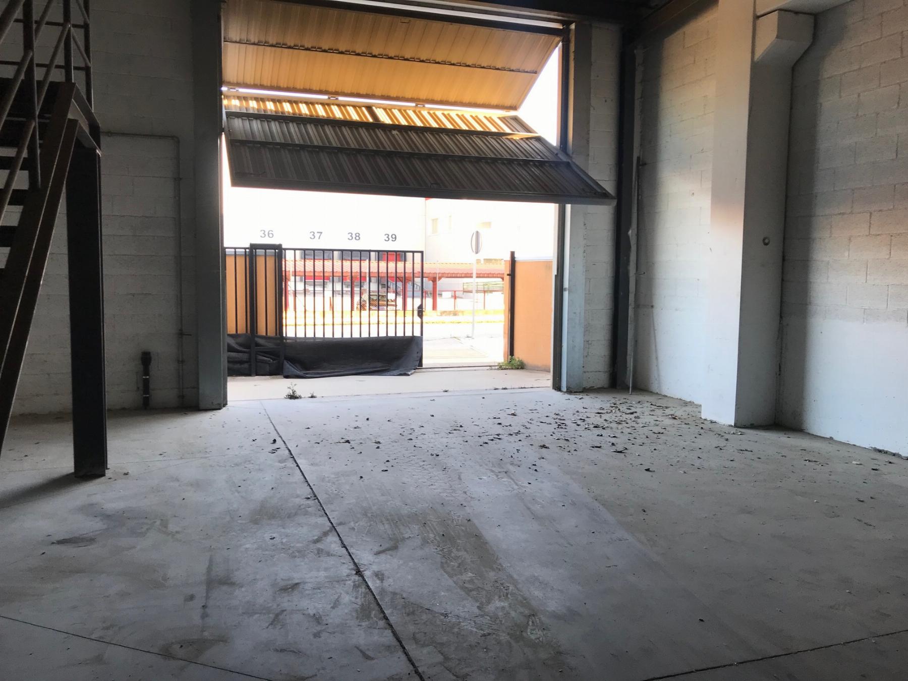 Venta de nave industrial en Camarma de Esteruelas