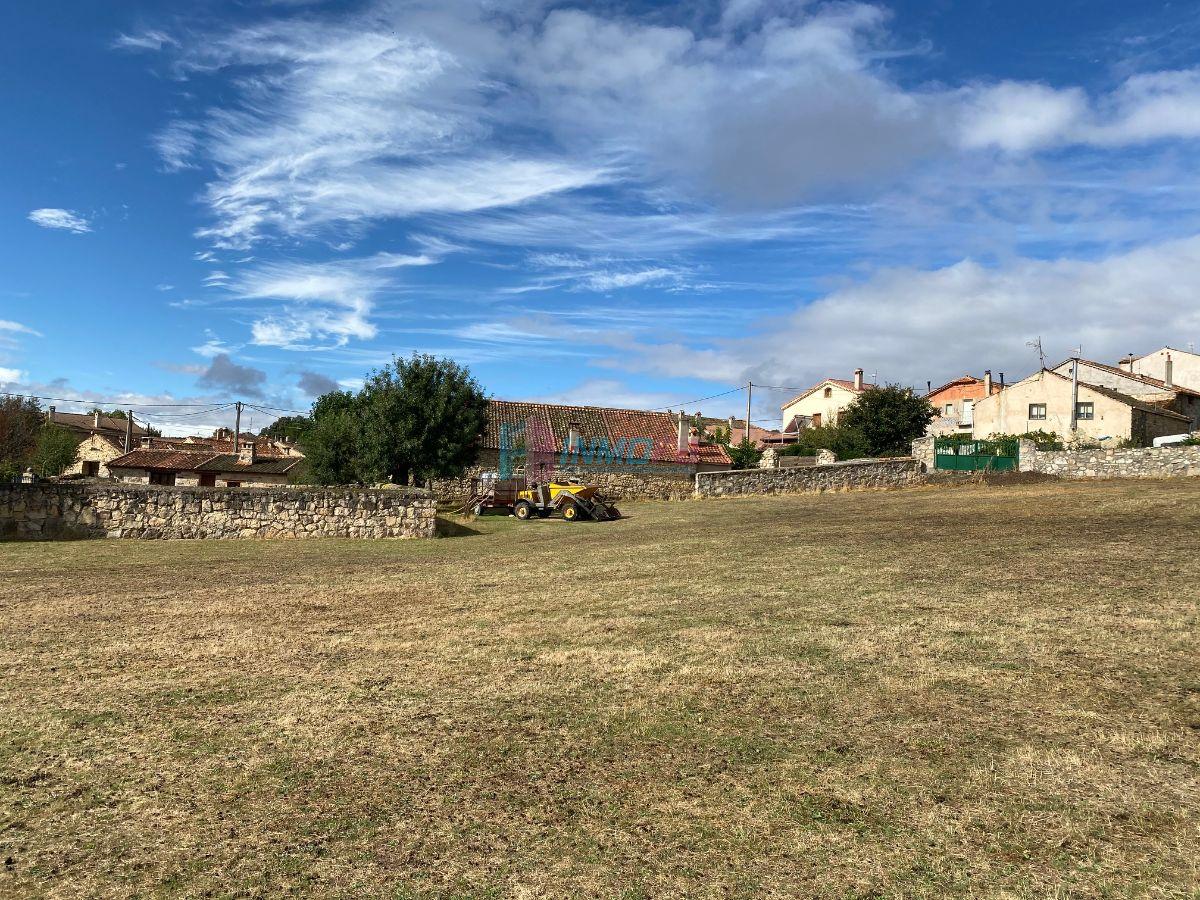 For sale of land in Santiuste de Pedraza