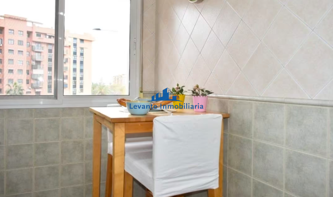 For sale of flat in Valencia