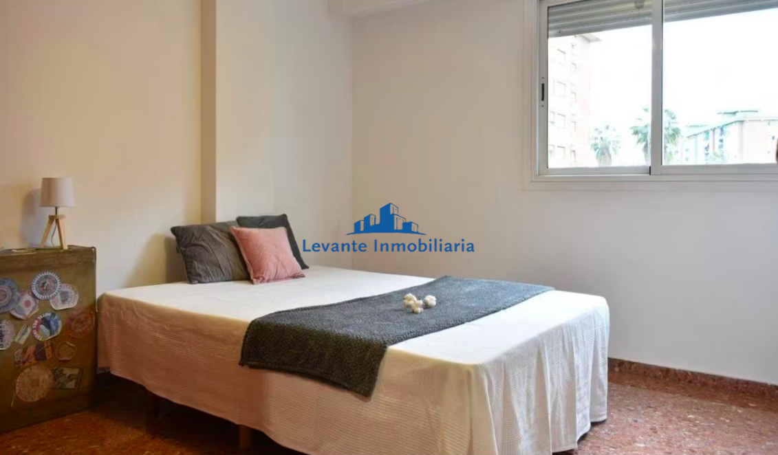 For sale of flat in Valencia