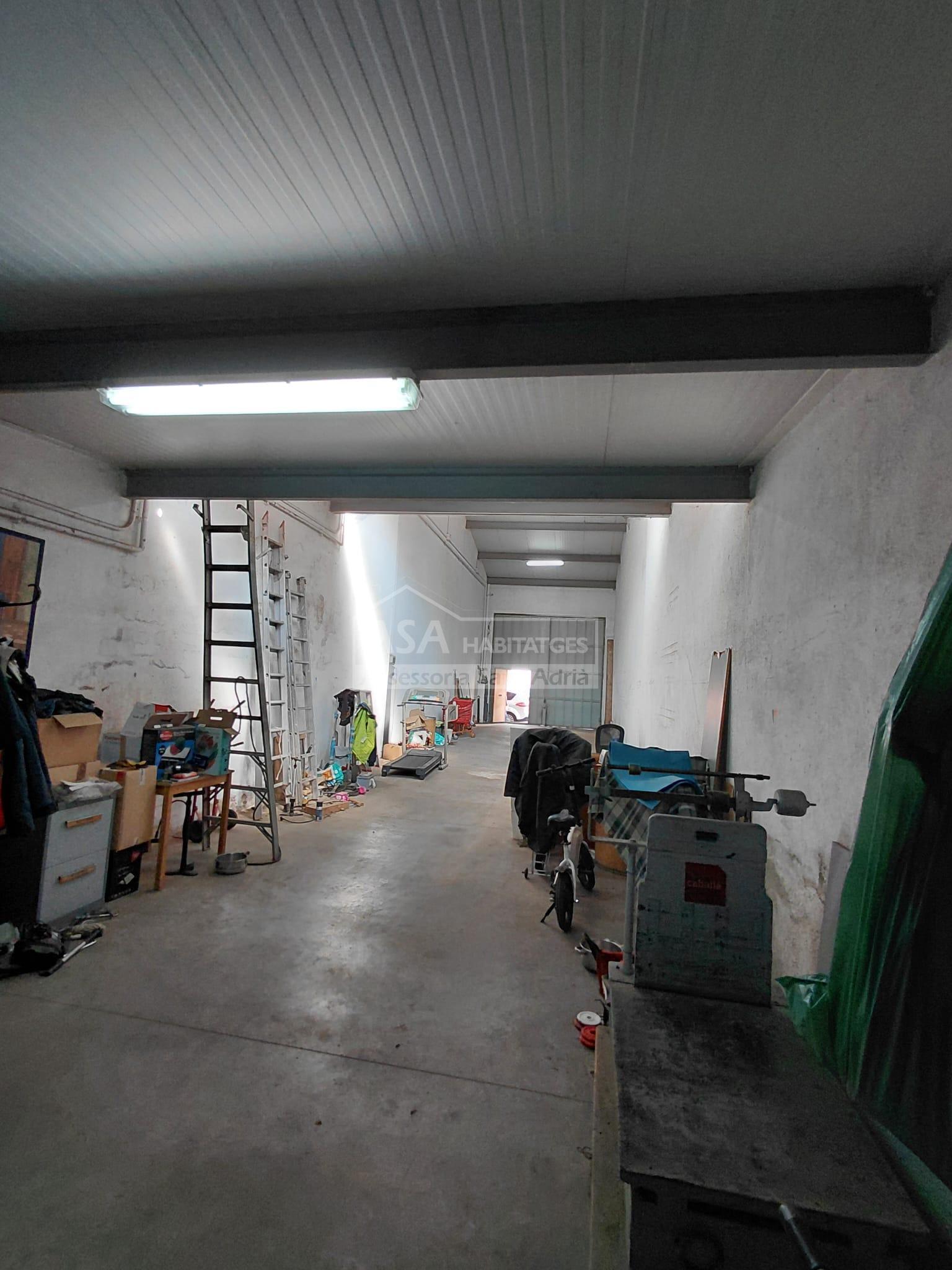 Venta de nave en Badalona