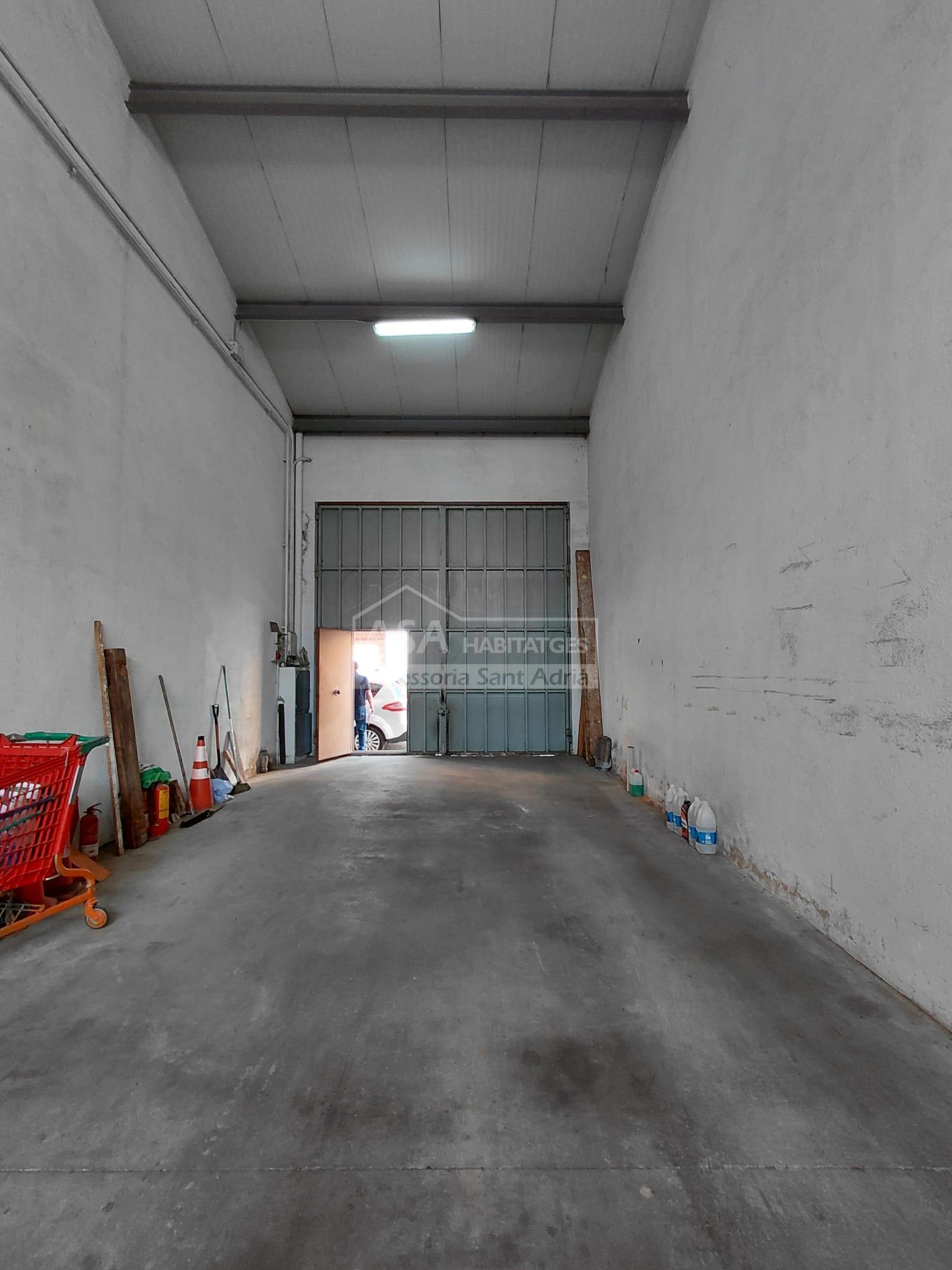 Venta de nave en Badalona