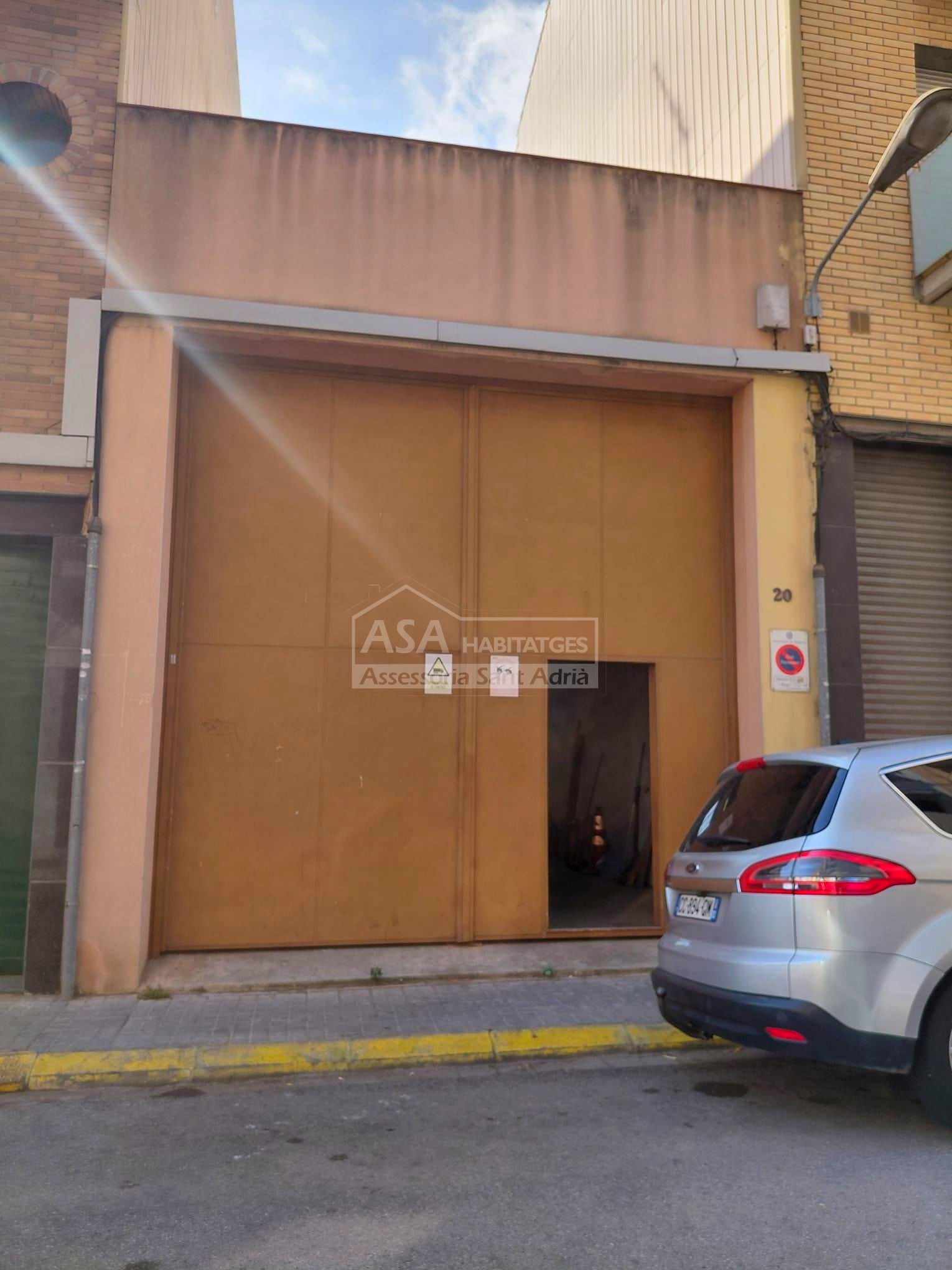 Venta de nave en Badalona