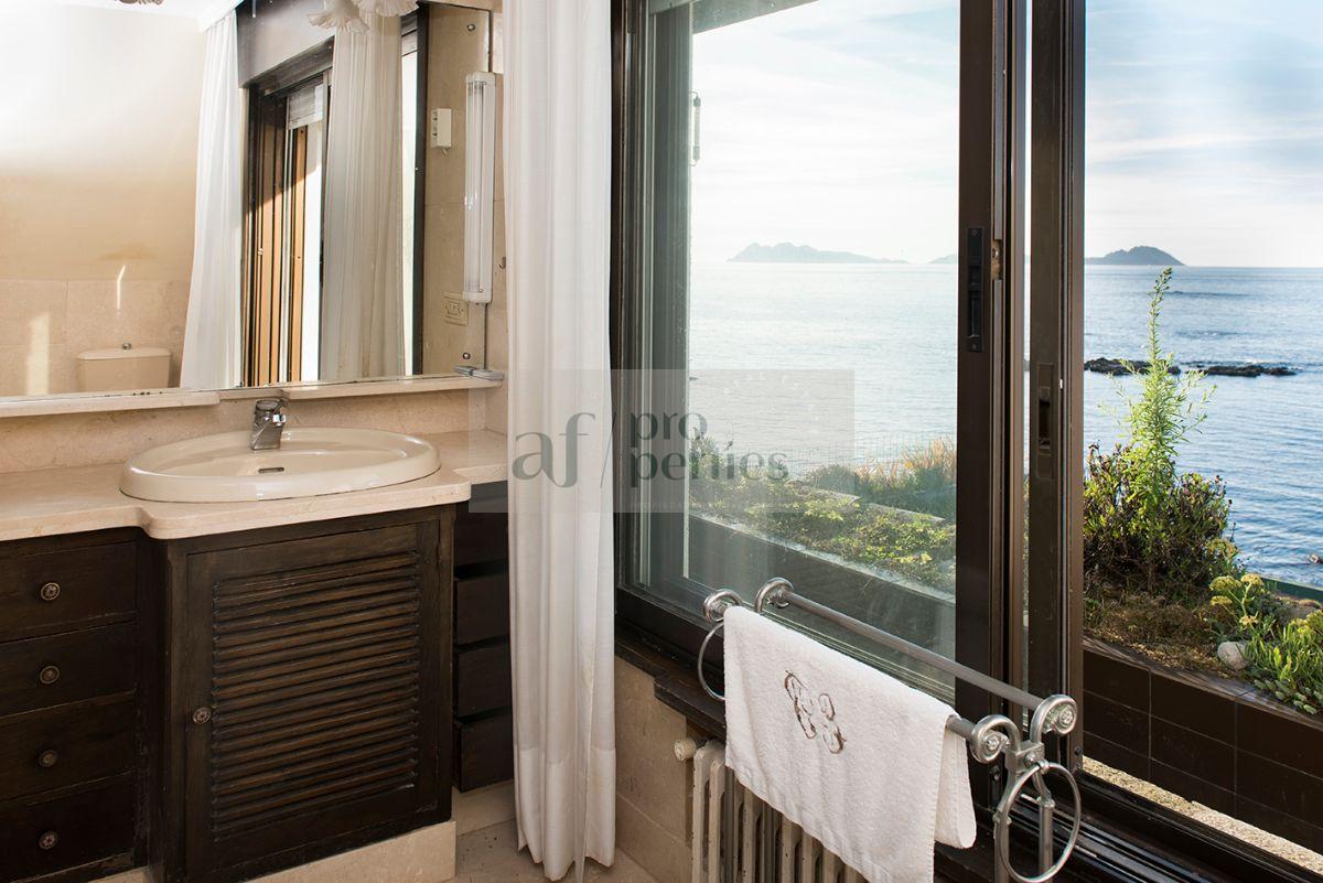 Suite bathroom