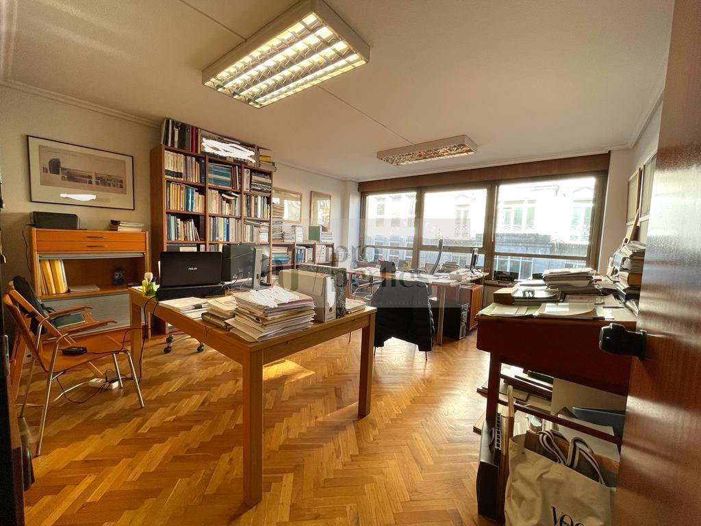 For sale of office in Vigo