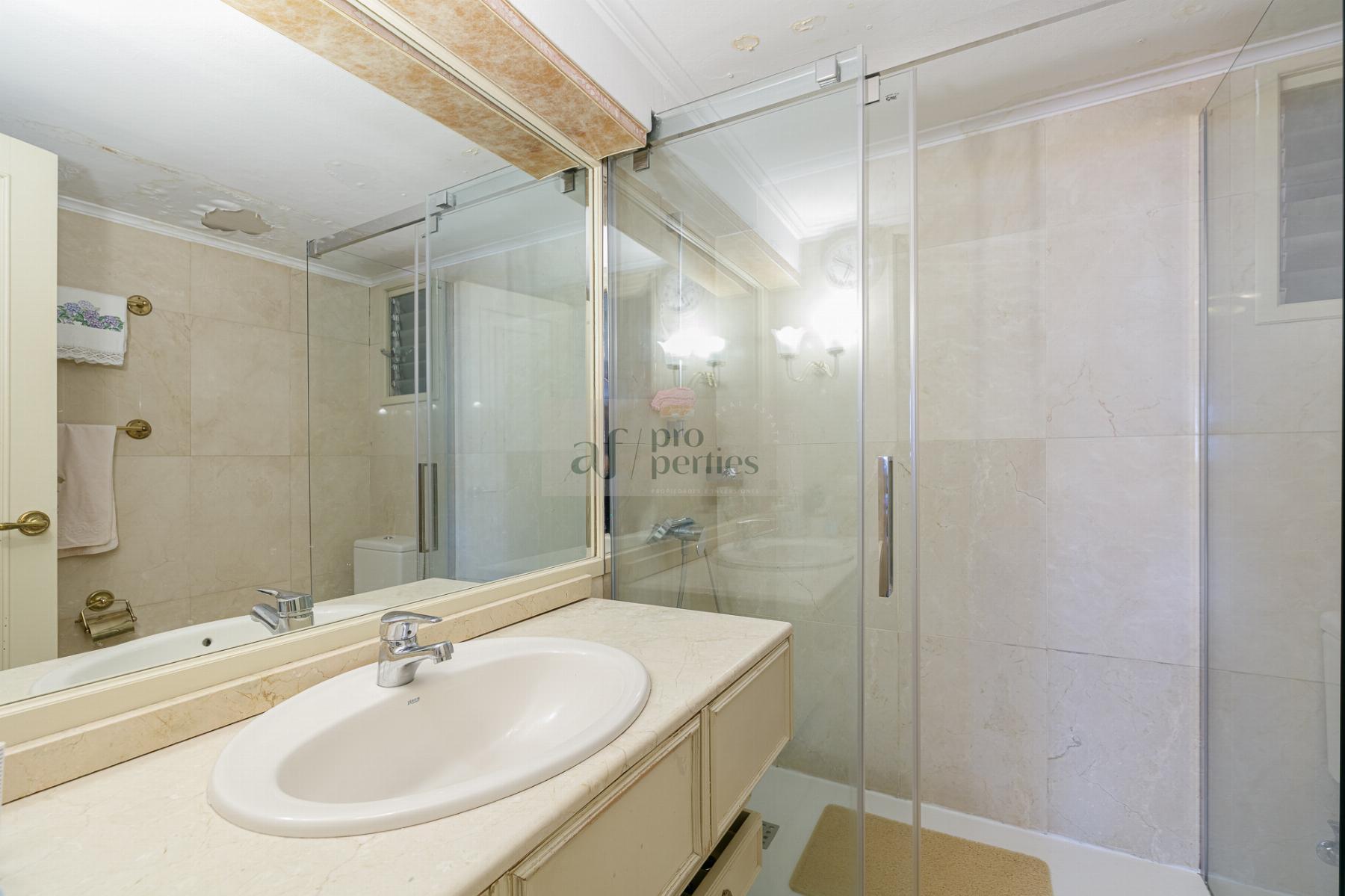 Suite bathroom
