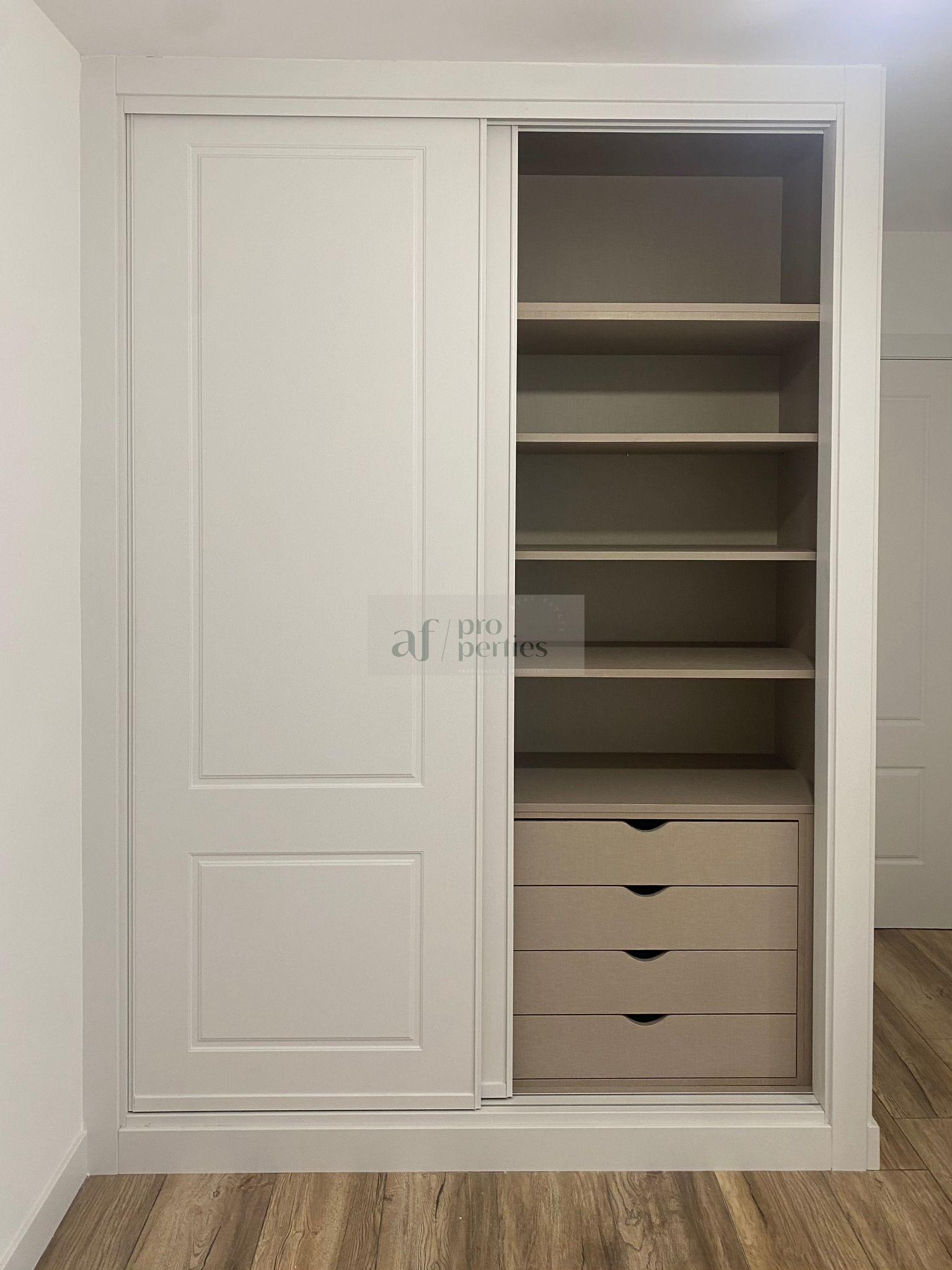 Kleiderschrank