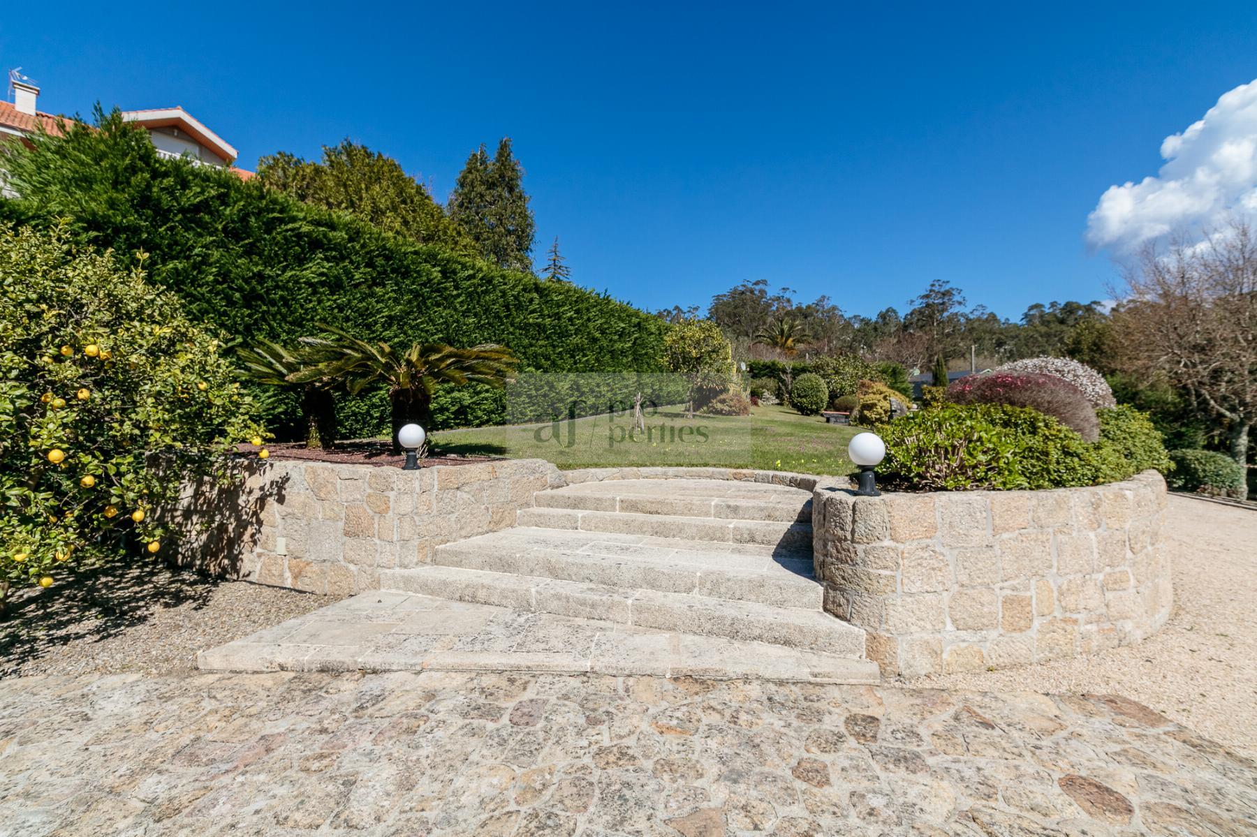 For sale of chalet in Cangas