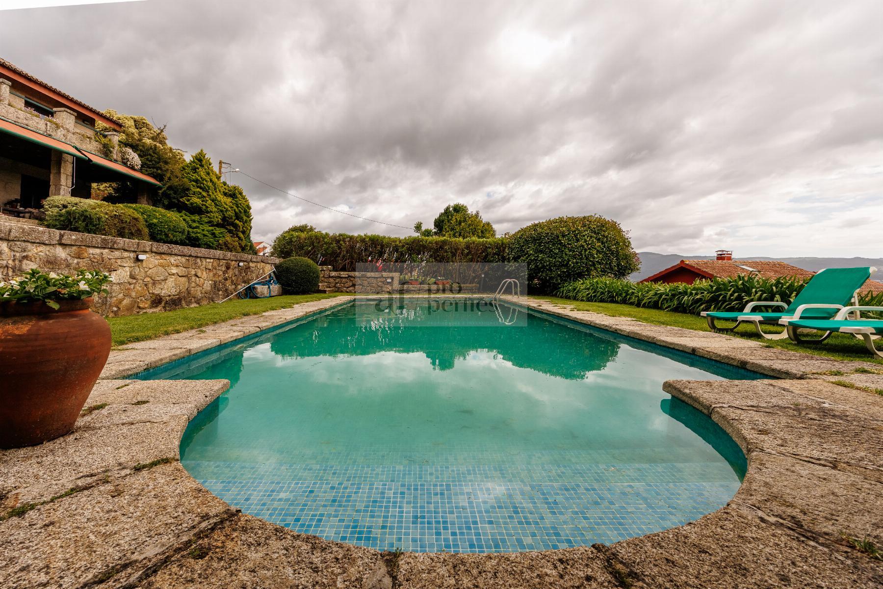 For sale of chalet in Nigrán